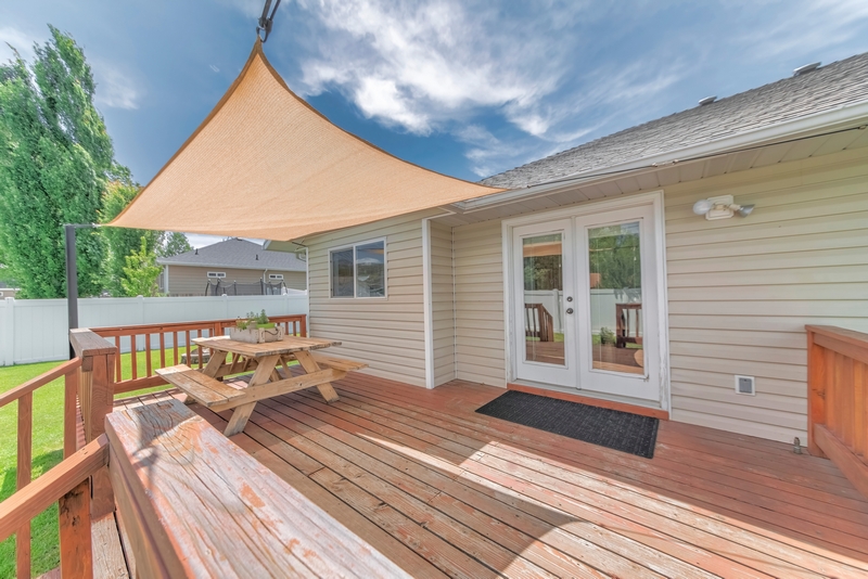 voile d'ombrage sur une terrasse