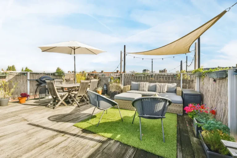 Une terrasse avec des voiles d'ombrages