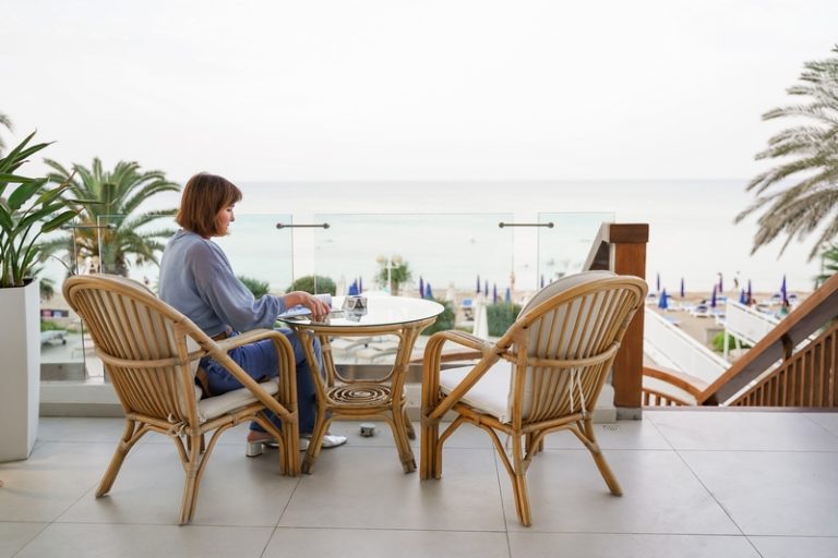 femme sur sa terrasse