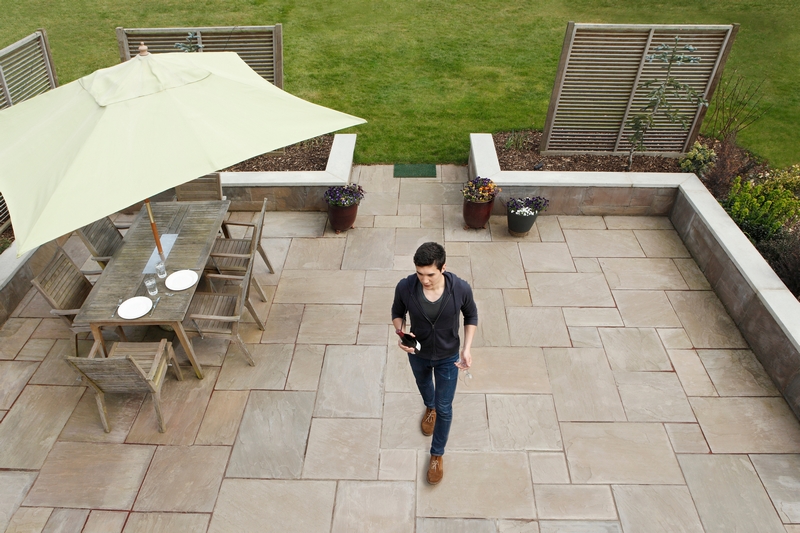 homme sur une terrasse