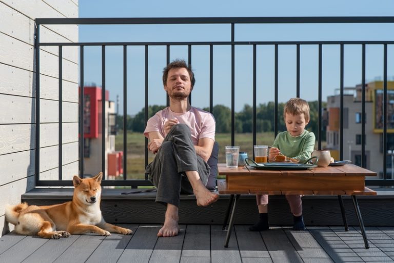 papa avec son fils sur sa terrasse