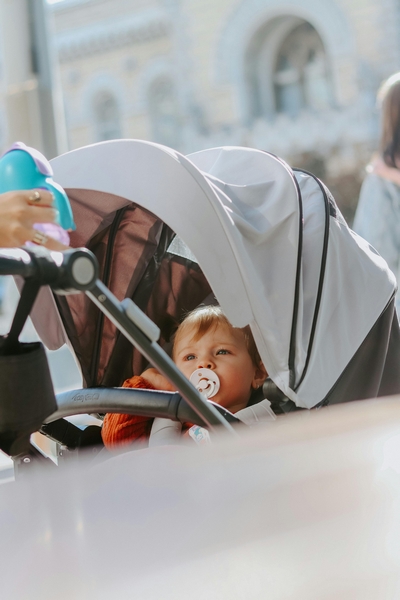 bébé dans une poussette